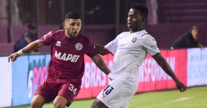 Facundo Pérez se cruza con el ecuatoriano Juan Cazares