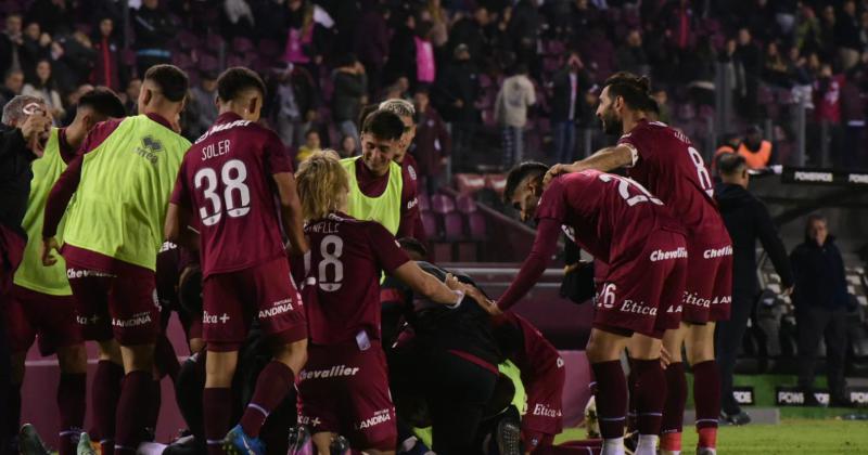 Ángel Gonzlez recibe los saludos de sus compañeros tras el gol