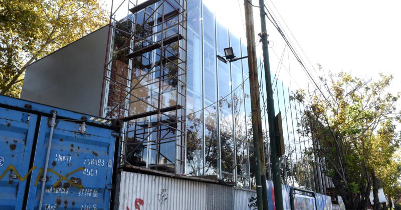 Colocan los paneles de vidrio en la fachada del edificio