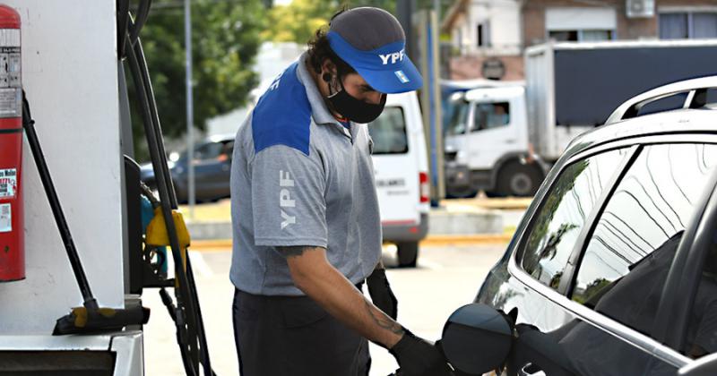 YPF aumentó un 9-en-porciento- el precio de los combustibles