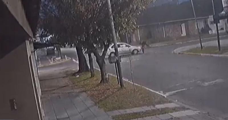 Video- iba al colegio en bicicleta un auto lo chocoacute y lo abandonoacute