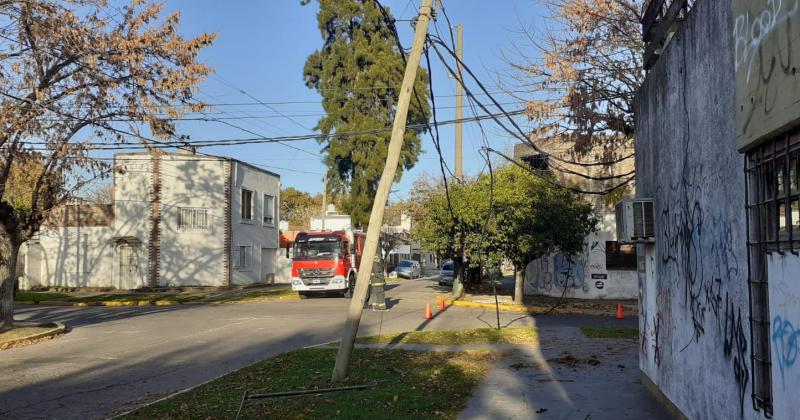 Un camión cortó un cable de alta tensión y dejó sin luz a un barrio