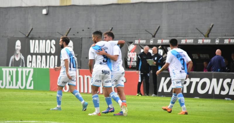 Toloza abraza a Reinhart autor del empate