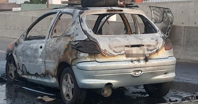 Un auto se incendioacute cuando circulaba en Puente La Noria