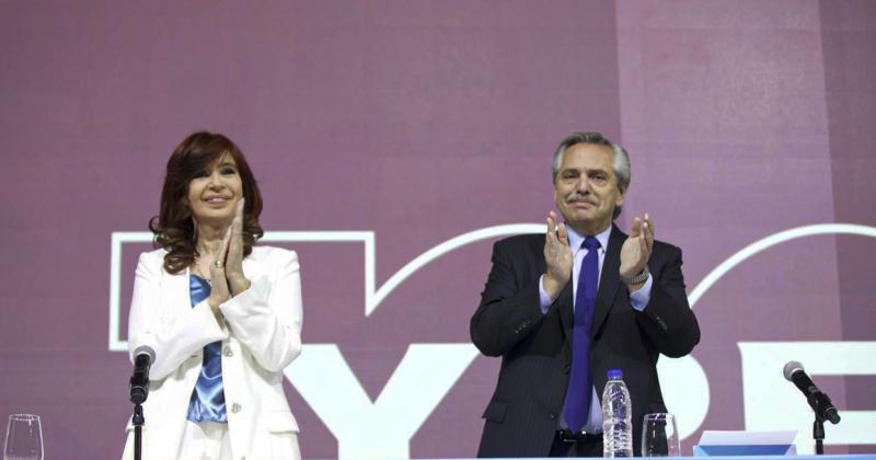 Cristina Kirchner y Alberto Fern�ndez en el acto por los 100 años de YPF