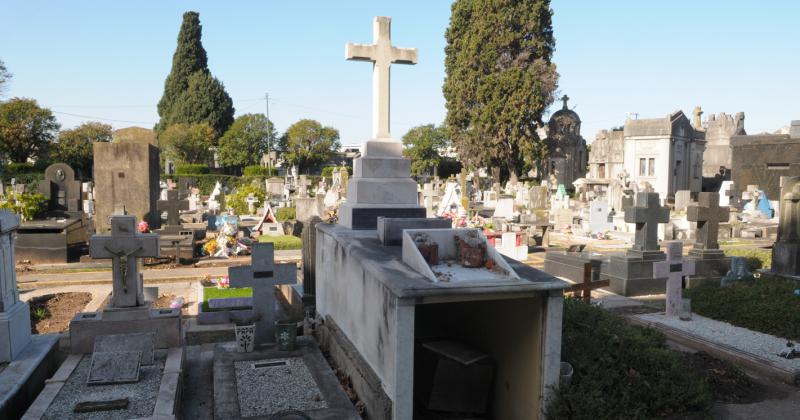 El Cementerio de Lomas cumple 155 antildeos- el libro sobre su historia
