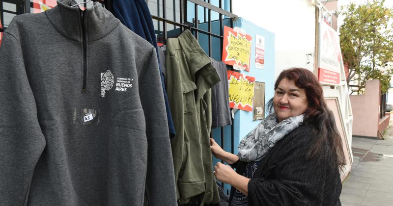 Si lo necesitaacutes llevalo- un local regala abrigos en medio de la ola de friacuteo