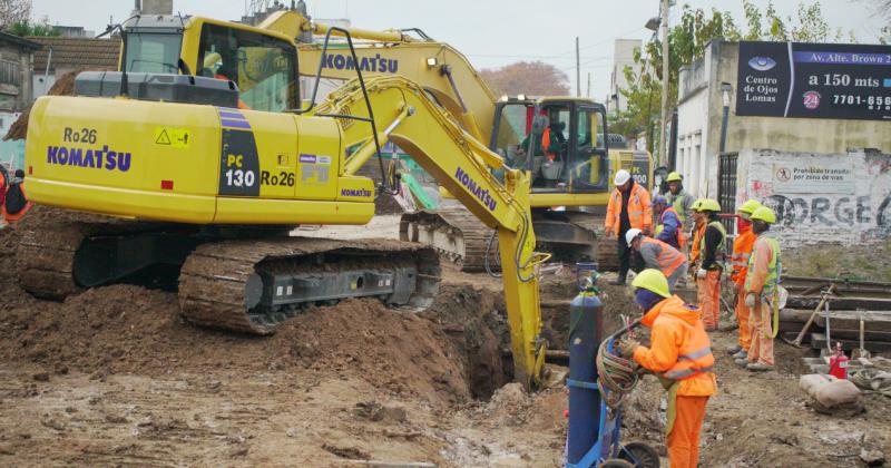 En Banfield hicieron excavaciones en las vías para instalar el sistema pluvial