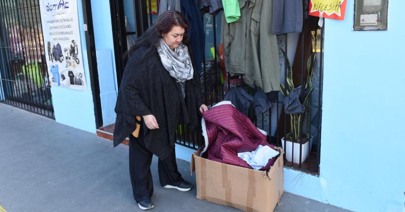 Si lo necesitaacutes llevalo- un local regala abrigos en medio de la ola de friacuteo
