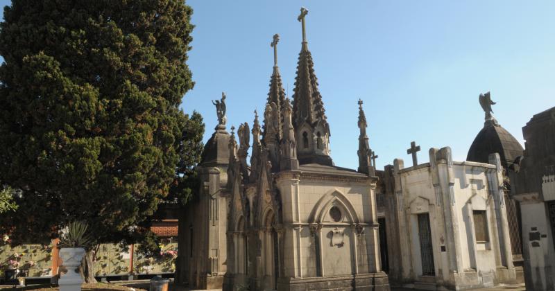 El Cementerio de Lomas cumple 155 antildeos- el libro sobre su historia