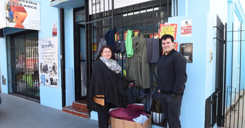 Si lo necesitaacutes llevalo- un local regala abrigos en medio de la ola de friacuteo