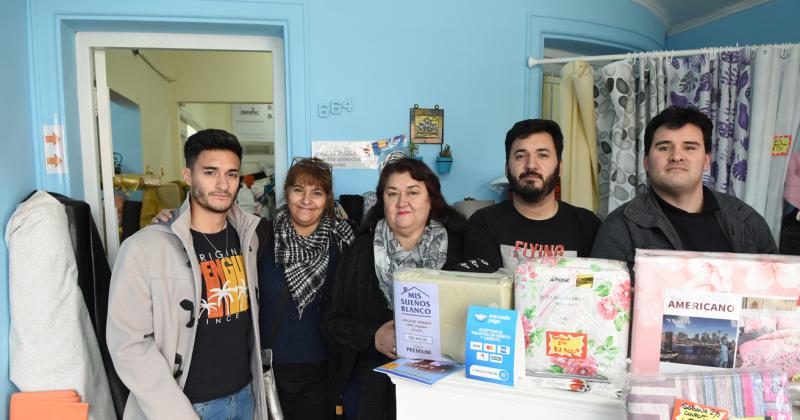 Si lo necesitaacutes llevalo- un local regala abrigos en medio de la ola de friacuteo