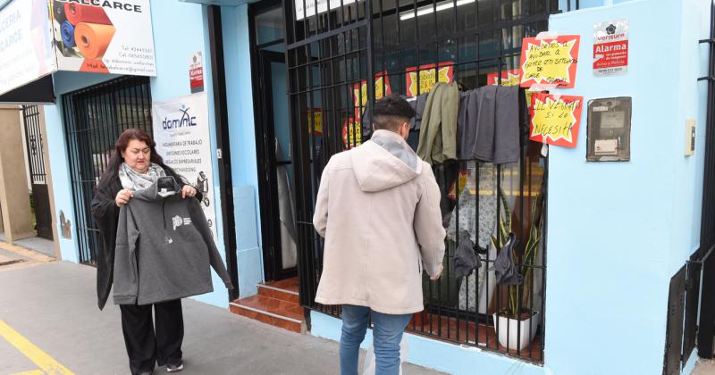 Si lo necesitaacutes llevalo- un local regala abrigos en medio de la ola de friacuteo