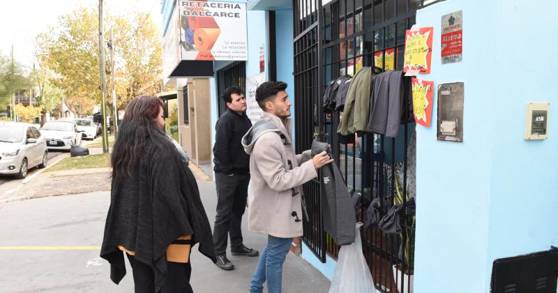 Si lo necesitaacutes llevalo- un local regala abrigos en medio de la ola de friacuteo