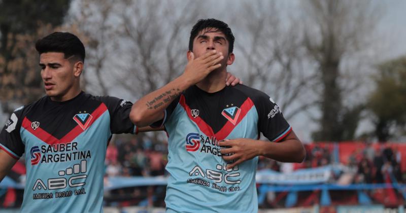 Enzo Ortiz festeja junto a Elías Contreras