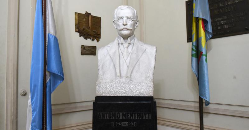 El busto de Antonio Mentruyt est� dentro de la institución