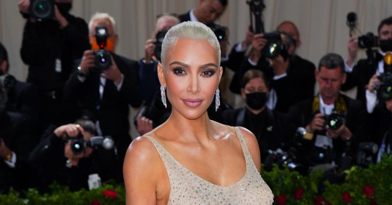 Acusan a Kim Kardashian de dantildear un vestido de Marilyn 