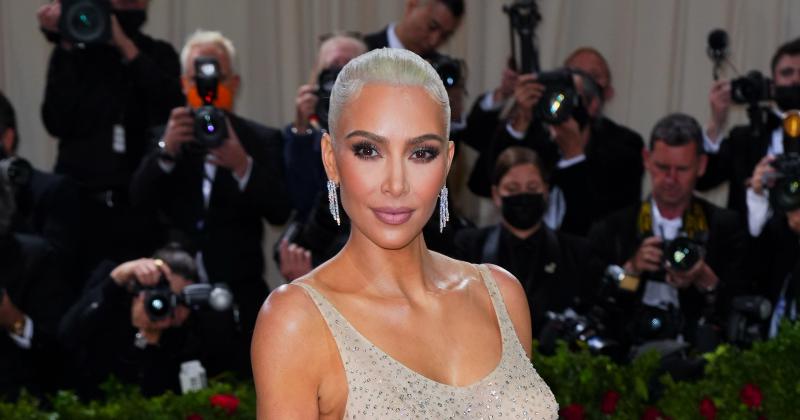 Acusan a Kim Kardashian de dantildear un vestido de Marilyn 