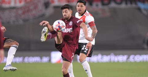 Lautaro Acosta domina el balón con Enzo Pérez por detr�s