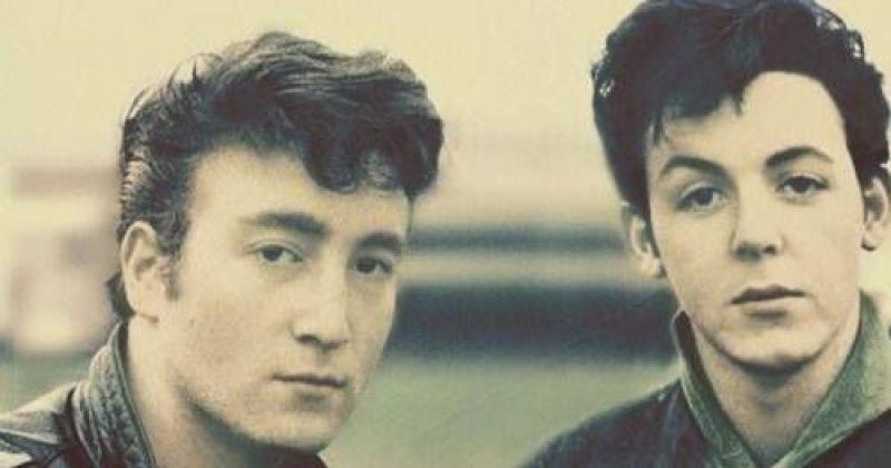 La primera vez que John Lennon y Paul McCartney tocaron juntos 