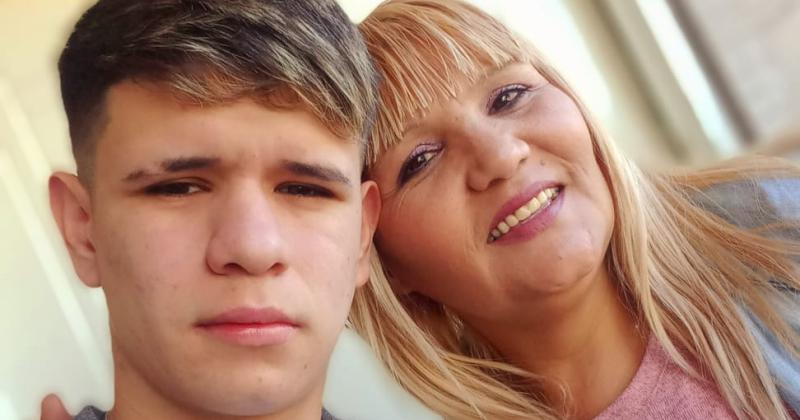 Tiene 49 años