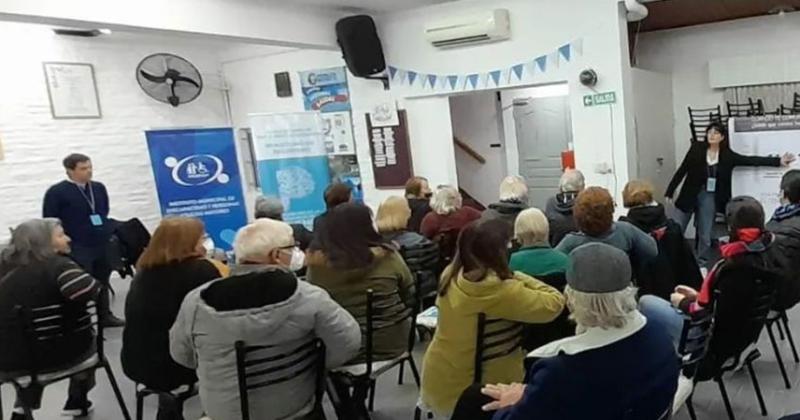 Dictan charlas en centros de jubilados de Lomas para ayudar a evitar estafas 