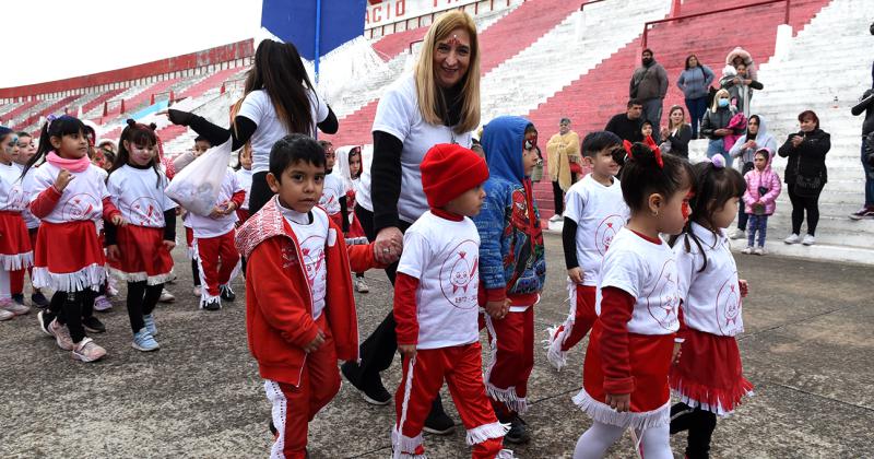 Arrancaron los festejos por los 50 antildeos del Jardiacuten Bichito Rojo