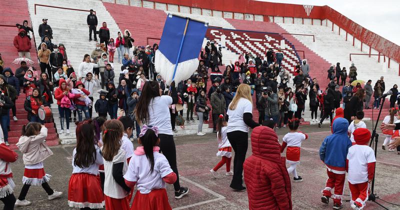 Arrancaron los festejos por los 50 antildeos del Jardiacuten Bichito Rojo