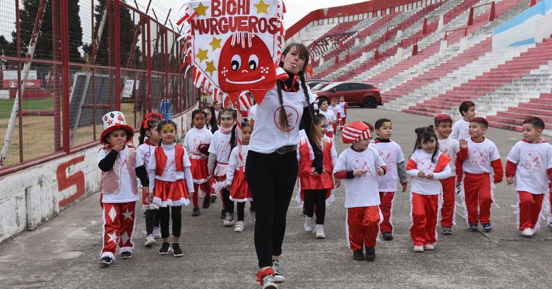 Arrancaron los festejos por los 50 antildeos del Jardiacuten Bichito Rojo