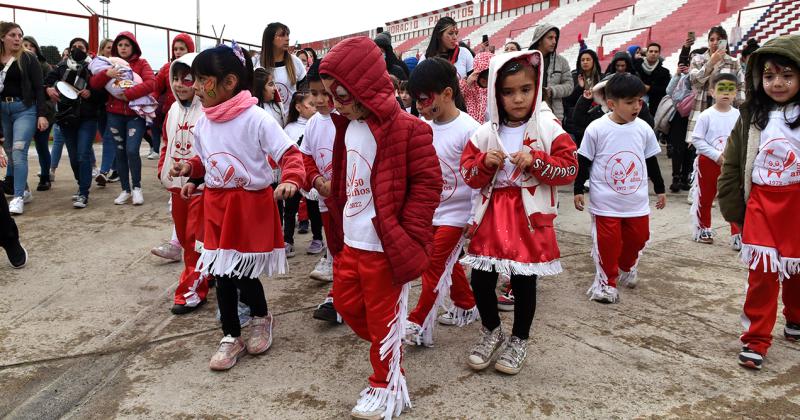 Arrancaron los festejos por los 50 antildeos del Jardiacuten Bichito Rojo