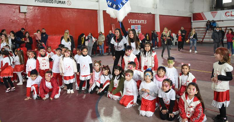 Arrancaron los festejos por los 50 antildeos del Jardiacuten Bichito Rojo