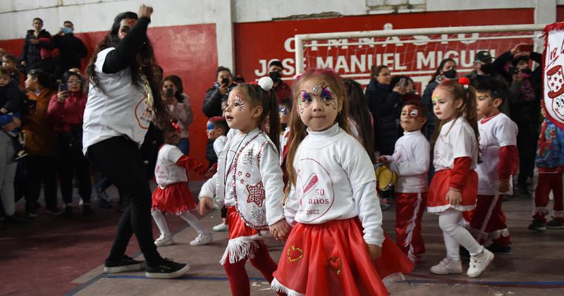 Arrancaron los festejos por los 50 antildeos del Jardiacuten Bichito Rojo
