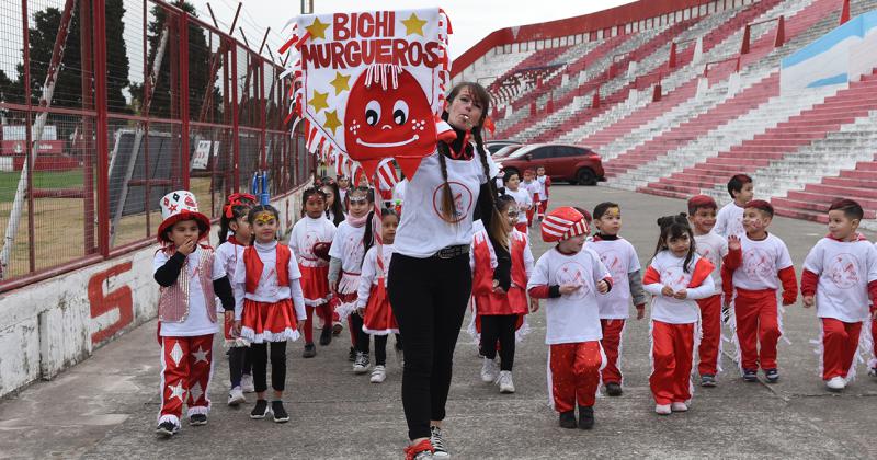 Arrancaron los festejos por los 50 antildeos del Jardiacuten Bichito Rojo