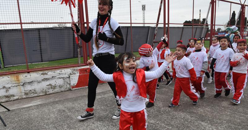 Arrancaron los festejos por los 50 antildeos del Jardiacuten Bichito Rojo