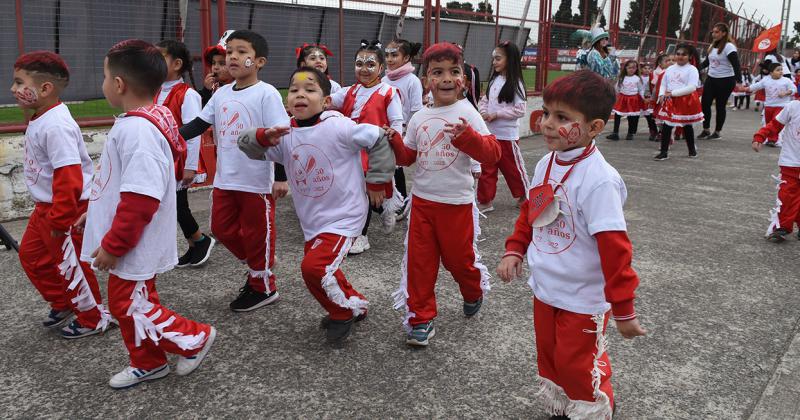 Arrancaron los festejos por los 50 antildeos del Jardiacuten Bichito Rojo