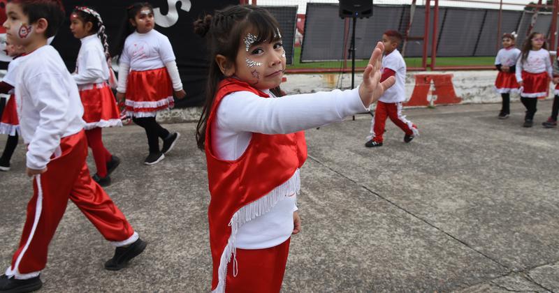 Arrancaron los festejos por los 50 antildeos del Jardiacuten Bichito Rojo