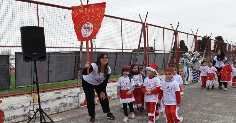 Arrancaron los festejos por los 50 antildeos del Jardiacuten Bichito Rojo