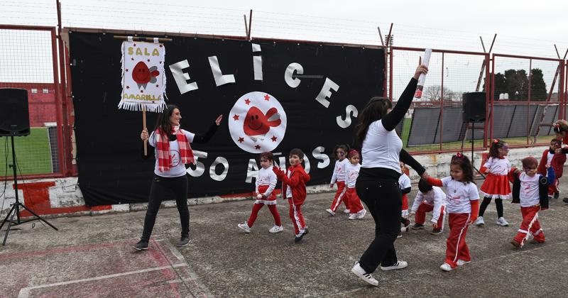 Arrancaron los festejos por los 50 antildeos del Jardiacuten Bichito Rojo