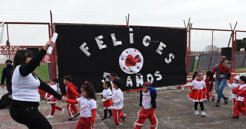 Arrancaron los festejos por los 50 antildeos del Jardiacuten Bichito Rojo