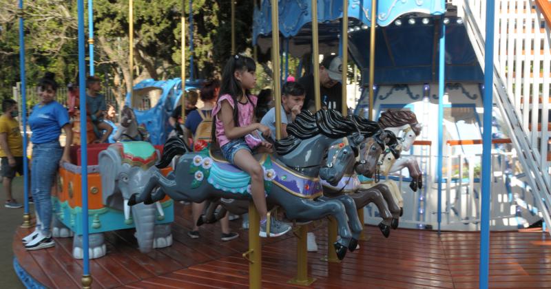 Miles chicas y chicos disfrutan de los paseos gratuitos