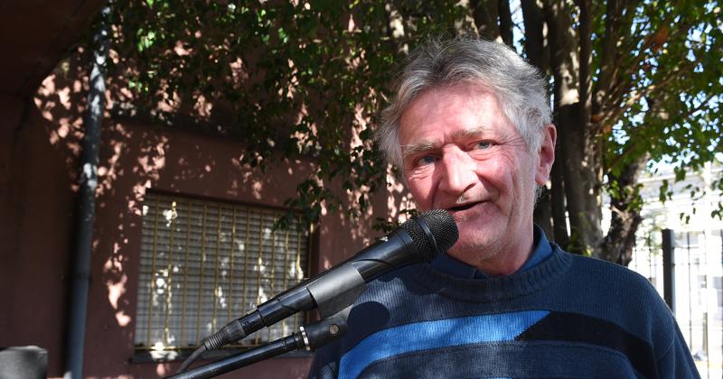 Sale a tocar al patio de su casa para alegrar a los vecinos de Temperley