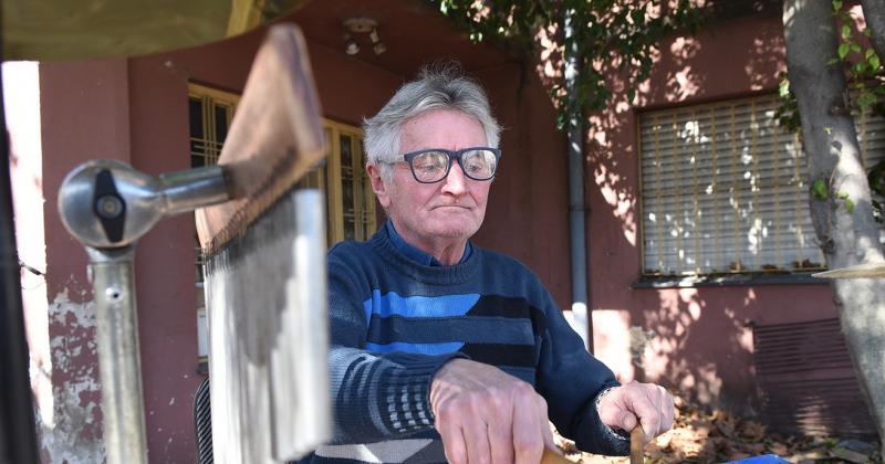 Sale a tocar al patio de su casa para alegrar a los vecinos de Temperley