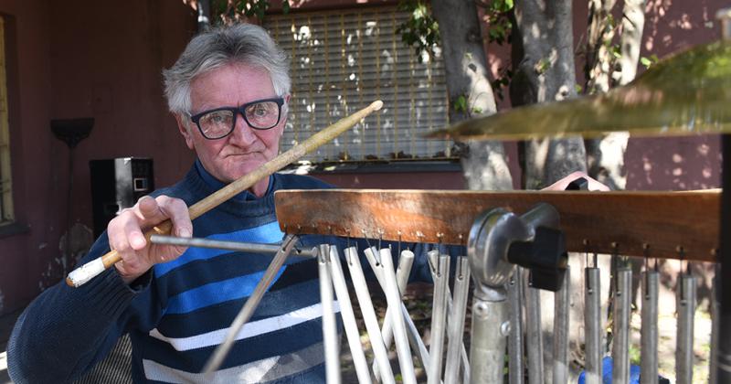 Sale a tocar al patio de su casa para alegrar a los vecinos de Temperley