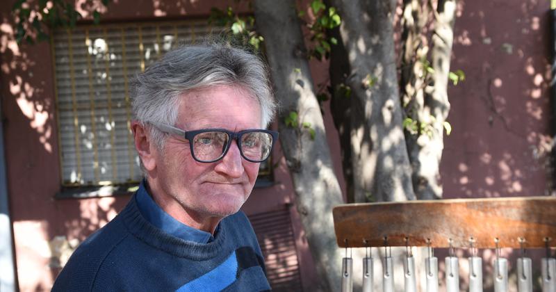Sale a tocar al patio de su casa para alegrar a los vecinos de Temperley