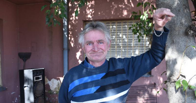 Sale a tocar al patio de su casa para alegrar a los vecinos de Temperley