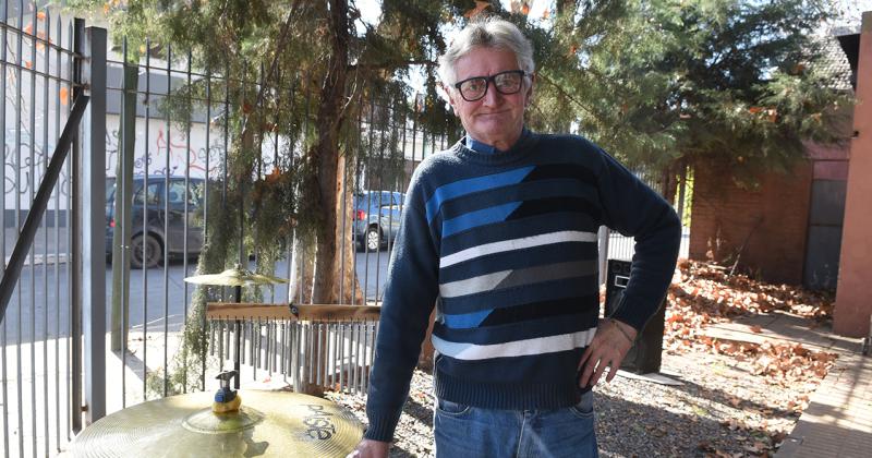 Sale a tocar al patio de su casa para alegrar a los vecinos de Temperley
