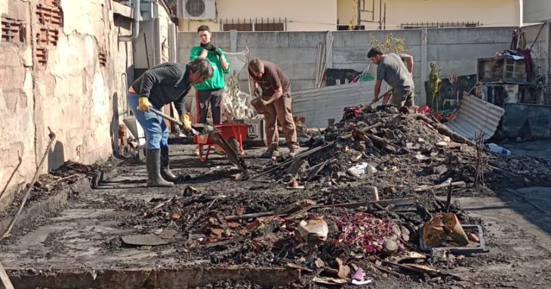 Los restos del hogar Los vecinos ya trabajan para ayudar a la familia