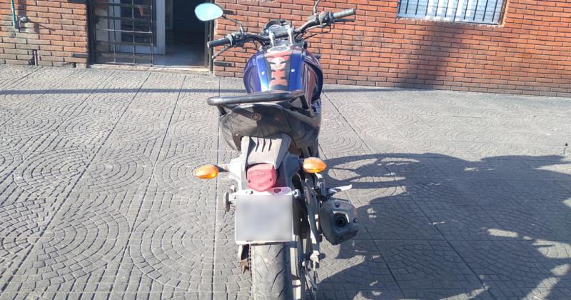 La moto robada que manejaban los adolescentes detenidos