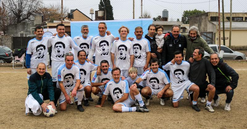 Con la cara del Diego en el frente de la camiseta gritaron campeones