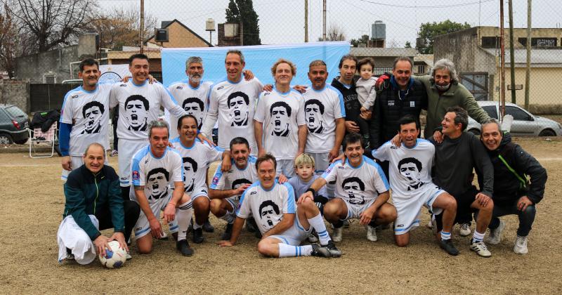 Con la cara del Diego en el frente de la camiseta gritaron campeones